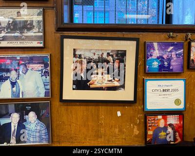 Innenraum von Katz's Delicatessen à New York. Der Tisch von Meg Ryan und Tom Hanks wird durch ein an der Decke baumelndem Schild angezeigt. Banque D'Images