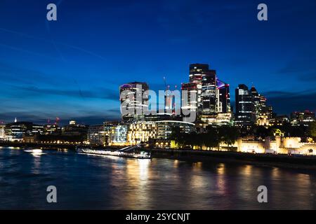 London City Skyline la nuit avec gratte-ciel illuminés et Thames Reflections Banque D'Images