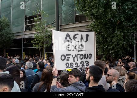 "Je n'ai pas d'oxygène", écrit en grec sur une grande bannière lors du grand rassemblement à Athènes à l'occasion du deuxième anniversaire de l'accident ferroviaire de Tempi en 2023. Banque D'Images