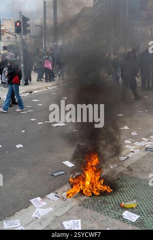 Incendie dans la rue lors de la manifestation qui a eu lieu à Athènes à l'occasion du deuxième anniversaire de l'accident de train mortel qui a coûté la vie à 57 personnes. Banque D'Images