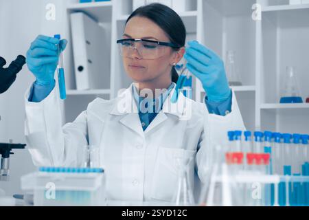 Scientifique analysant des tubes à essai en laboratoire Banque D'Images