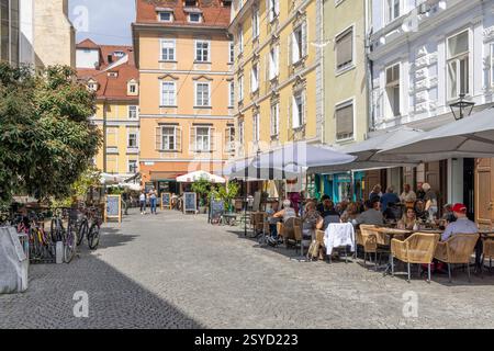 Graz, Autriche - 6 septembre 2024 : les gens se détendent sur la terrasse au soleil à Graz dans la région de Stiermarken en Autriche Banque D'Images