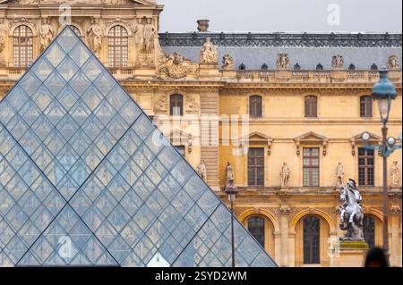 Musée du Louvre de Paris, vue de la façade du Musée d'Art du Louvre avec le sommet de la pyramide de verre moderniste au premier plan, Paris, France Banque D'Images