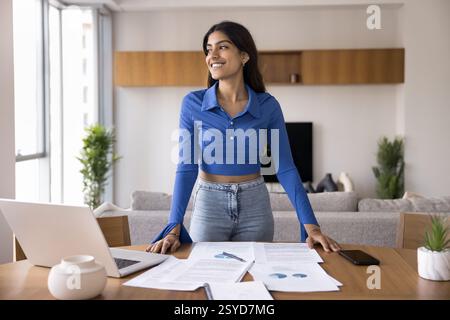 La femme réfléchit à la tâche accomplie, se sent satisfaite du travail productif Banque D'Images