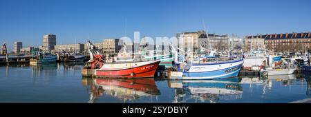 Le Havre, France - 16 janvier 2025 : vue panoramique des chalutiers dans le port du Port du Havre§ Banque D'Images