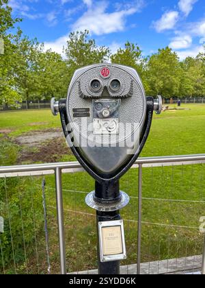 Un viseur touristique au zoo pour observer les animaux, Zoo, New Jersey, USA, 13 juillet, 2025 Banque D'Images