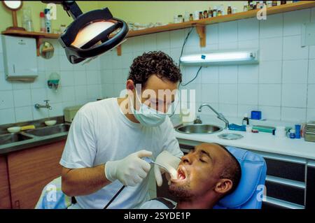 Brésil, Sao Paulo, dentiste au travail dans une clinique située dans un bidonville. Banque D'Images