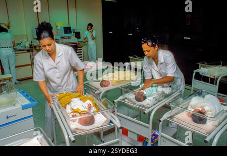 Brésil. Sao Paulo, maternité avec infirmières et nouveau-nés. Banque D'Images