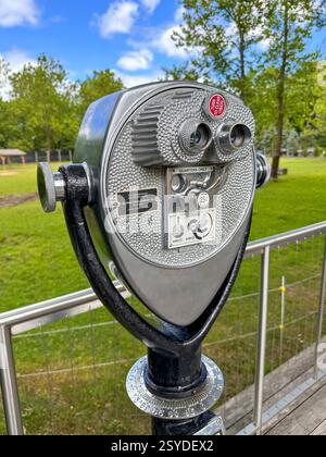 Un viseur touristique au zoo pour observer les animaux, New Jersey, USA, 13 juillet 2025 Banque D'Images