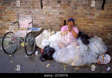 Brésil, Sao Paulo, femme handicapée est sans abri et dort dans la rue. Banque D'Images