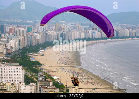 Brésil, Rio de Janeiro le quartier sud de Sao Conrado est célèbre pour son deltaplane avec vue sur les plages de Copacabana et Ipanama. Banque D'Images