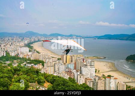 Brésil, Rio de Janeiro le quartier sud de Sao Conrado est célèbre pour son deltaplane avec vue sur les plages de Copacabana et Ipanama. Banque D'Images