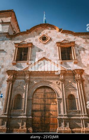 L'Iglesia de San Francisco à Arequipa Pérou présente une architecture coloniale étonnante entourée d'une végétation luxuriante et d'une culture dynamique Banque D'Images