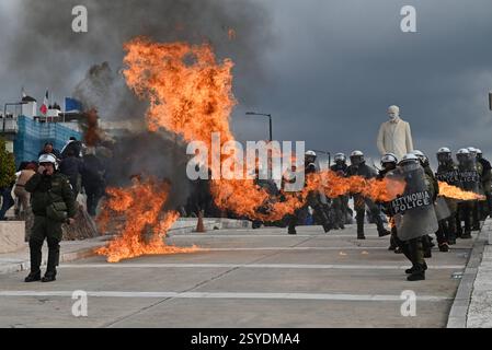 Un rassemblement massif devant le Parlement grec pour réclamer justice à l’occasion du deuxième anniversaire de la collision du train Tempi se termine par des affrontements avec la police anti-émeute. Les manifestants s'affrontent avec la police anti-émeute lors du rassemblement massif devant le Parlement grec pour réclamer justice à l'occasion du deuxième anniversaire de la collision du train Tempi . Athènes Grèce Copyright : xNicolasxKoutsokostasxNicolasxKoutsokostasx DSC 202502280770 Banque D'Images
