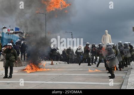 Un rassemblement massif devant le Parlement grec pour réclamer justice à l’occasion du deuxième anniversaire de la collision du train Tempi se termine par des affrontements avec la police anti-émeute. Les manifestants s'affrontent avec la police anti-émeute lors du rassemblement massif devant le Parlement grec pour réclamer justice à l'occasion du deuxième anniversaire de la collision du train Tempi . Athènes Grèce Copyright : xNicolasxKoutsokostasxNicolasxKoutsokostasx DSC 202502280771 Banque D'Images
