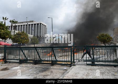 Un rassemblement massif devant le Parlement grec pour réclamer justice à l’occasion du deuxième anniversaire de la collision du train Tempi se termine par des affrontements avec la police anti-émeute. Les manifestants s'affrontent avec la police anti-émeute lors du rassemblement massif devant le Parlement grec pour réclamer justice à l'occasion du deuxième anniversaire de la collision du train Tempi . Athènes Grèce Copyright : xNicolasxKoutsokostasxNicolasxKoutsokostasx DSC 202502280865 Banque D'Images