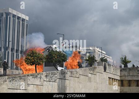 Un rassemblement massif devant le Parlement grec pour réclamer justice à l’occasion du deuxième anniversaire de la collision du train Tempi se termine par des affrontements avec la police anti-émeute. Les manifestants s'affrontent avec la police anti-émeute lors du rassemblement massif devant le Parlement grec pour réclamer justice à l'occasion du deuxième anniversaire de la collision du train Tempi . Athènes Grèce Copyright : xNicolasxKoutsokostasxNicolasxKoutsokostasx DSC 202502281175 Banque D'Images