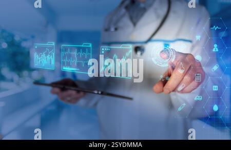 Un professionnel de la santé est engagé dans l'examen des dossiers de santé numériques à l'aide d'une tablette tout en analysant les données dans un environnement clinique. Banque D'Images