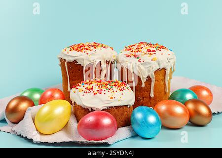 Carte de Pâques festive avec kulich russe traditionnel avec meringue et œufs en marbre colorés décorés. Préparation pour les vacances et joyeuses Pâques con Banque D'Images