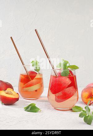 Le concept de régime détox et de nettoyage corporel. Cocktail rafraîchissant de limonade maison avec pommes fraîches, pêches et menthe. Jus de fruits et ingrédients, Banque D'Images