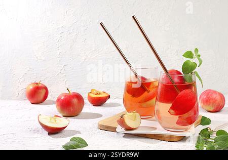 Le concept de régime détox et de nettoyage corporel. Cocktail rafraîchissant de limonade maison avec pommes fraîches, pêches et menthe. Jus de fruits et ingrédients, Banque D'Images