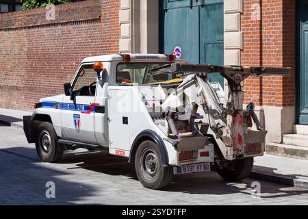 Amiens, France - mai 30 2020 : retenue de véhicules de la fourrière municipale garée dans la rue. Banque D'Images