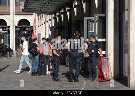 Lille, France - 22 juin 2020 : des agents de la sureté ferroviaire (police ferroviaire) à l'extérieur de la gare Lille-Flandres vérifient si les voyageurs les portent Banque D'Images