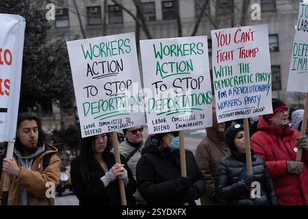 Des manifestants se rassemblent à Foley Square à Manhattan pour dénoncer une variété de décrets exécutifs mis en œuvre par le président Donald Trump au cours de ses deux premières semaines au pouvoir, affectant les étudiants, les familles et les enfants immigrés. Les gens s'élèvent contre la menace des déportations et plus encore. Banque D'Images