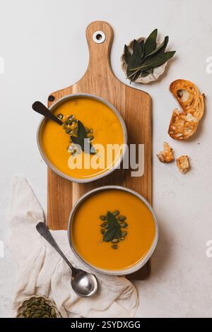 Deux bols de soupe à la courge au beurre Banque D'Images