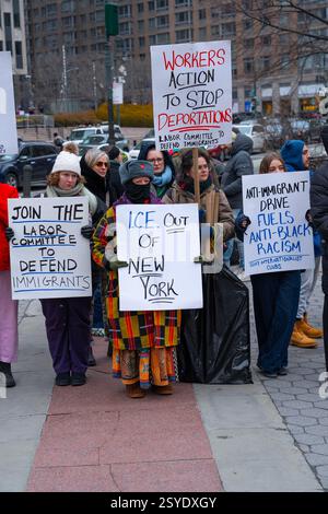 Des manifestants se rassemblent à Foley Square à Manhattan pour dénoncer une variété de décrets exécutifs mis en œuvre par le président Donald Trump au cours de ses deux premières semaines au pouvoir, affectant les étudiants, les familles et les enfants immigrés. Les gens s'élèvent contre la menace des déportations et plus encore. Banque D'Images