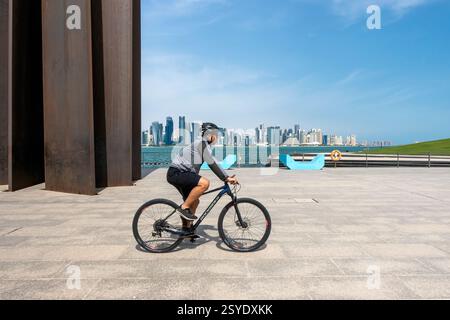 Panoramique photo (en mouvement) d'un jeune homme profitant de la nature en faisant du vélo dans des zones ouvertes. Banque D'Images