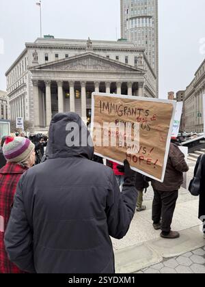 Des manifestants se rassemblent à Foley Square à Manhattan pour dénoncer une variété de décrets exécutifs mis en œuvre par le président Donald Trump au cours de ses deux premières semaines au pouvoir, affectant les étudiants, les familles et les enfants immigrés. Les gens s'élèvent contre la menace des déportations et plus encore. Banque D'Images
