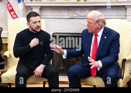 Washington, États-Unis. 28 février 2025. Le président ukrainien Volodymyr Zelensky (à gauche) s’entretient avec le président américain Donald Trump (à droite) dans le bureau ovale de la Maison Blanche à Washington, DC, États-Unis, 28 février 2025. Zelensky est à Washington pour signer le cadre d'un accord, poussé par le président Trump, pour partager la richesse minérale de l'Ukraine avec les États-Unis. Crédit : Abaca Press/Alamy Live News Banque D'Images