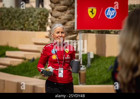Sakhir, Bahreïn. 28 février 2025. Angela Cullen, Physiotherapeutin von Lewis Hamilton BHR, Formel 1 Weltmeisterschaft, Formel 1 Testfahrten, Bahrain international circuit, 28.02.2025 Foto : Eibner-Pressefoto/Thomas Fuessler crédit : dpa/Alamy Live News Banque D'Images