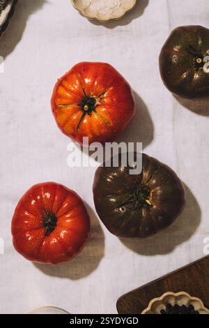 Les tomates héritées à leur apogée, débordant de couleur, de saveur et de bienfaits frais de la ferme Banque D'Images