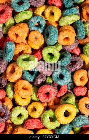 Un gros plan vibrant de boucles de céréales colorées et sucrées, mettant en valeur leur texture croquante et leurs teintes audacieuses Banque D'Images