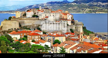 Voyage sur l'île de Corse. Panorama de la ville côtière de Calvi, vue sur la forteresse citadelle. Monuments historiques de France Banque D'Images
