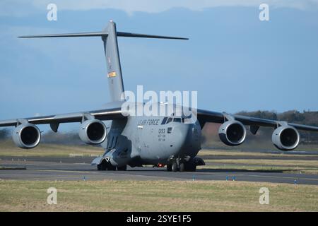 Avion de transport C-17A Globemaster III de l'US Air Force circulant à l'aéroport de Prestwick en Écosse en février 2025 Banque D'Images