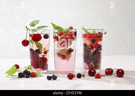 Eau aromatisée aux fruits Detox sur un fond clair. Cocktail de limonade maison rafraîchissant en été. Jus de fruits et ingrédients, concept de perte de poids, guérir Banque D'Images
