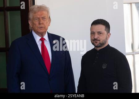 Washington, Vereinigte Staaten. 28 février 2025. Le président américain Donald J Trump accueille le président ukrainien Volodymyr Zelenskyy à la Maison Blanche à Washington, DC, le 28 février 2025. Crédit : Chris Kleponis/CNP/dpa/Alamy Live News Banque D'Images