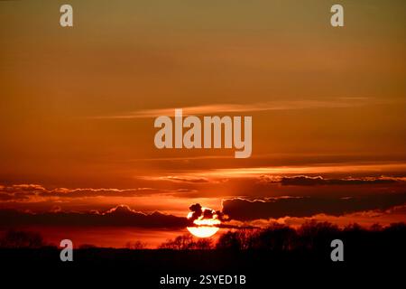 Coucher de soleil le dernier jour de février. Banque D'Images
