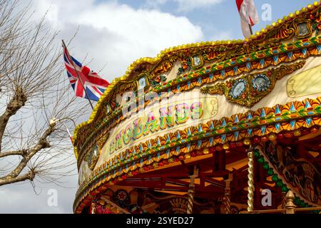 Panneau de foire avec drapeaux anglais et Union Jack lors d'un festival traditionnel Banque D'Images