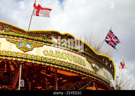 Carrousel signe avec drapeaux britanniques et anglais lors d'une foire traditionnelle Banque D'Images