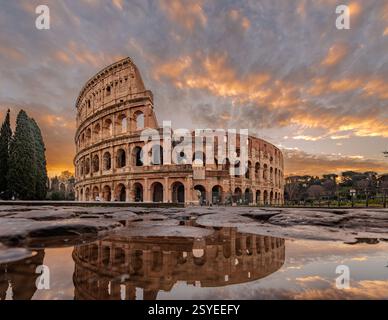 Le Colisée au lever du soleil - où l'histoire rencontre une beauté à couper le souffle. Reflets du passé de Rome dans chaque pierre. Banque D'Images