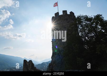 Sunstar sur une ruine de château – nature dans les montagnes du Jura Banque D'Images