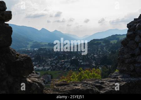 Sunstar sur une ruine de château – nature dans les montagnes du Jura Banque D'Images