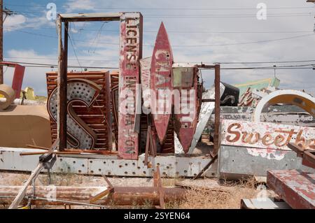 Le néon Boneyard dans le vieux quartier de Las Vegas, Nevada préserve et restaure le néon autrefois abandonné et maintenant classique de la ville. Banque D'Images