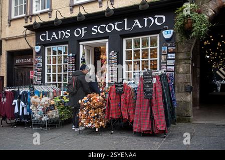 Boutiques touristiques avec des marchandises exposées sur le trottoir dans le Lawnmarket, Édimbourg, Écosse, Royaume-Uni. Banque D'Images
