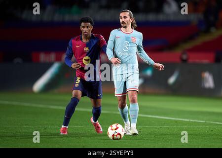 BARCELONE, ESPAGNE - FÉVRIER 25 : Antoine Griezmann de l'Atletico de Madrid concourt pour le ballon avec Alejandro Balde du FC Barcelone lors de la Copa del Banque D'Images