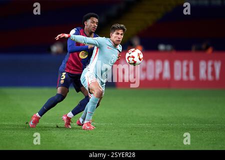 BARCELONE, ESPAGNE - FÉVRIER 25 : Alejandro Balde du FC Barcelone concourt pour le ballon avec Giuliano Simeone de l'Atletico de Madrid lors de la Copa del Banque D'Images